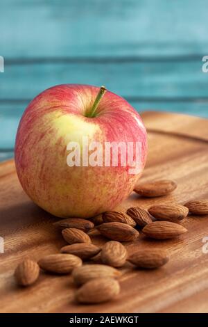 Apple e le mandorle sul tagliere Foto Stock