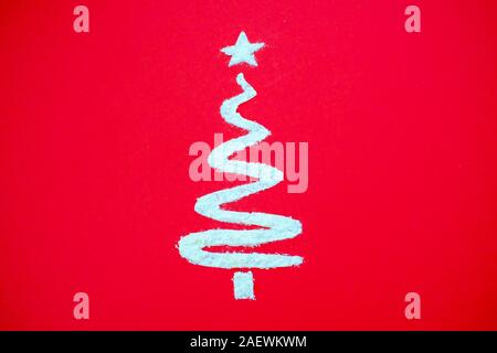 Albero di Natale fatto di farina bianca su sfondo rosso. Panificio di natale e la cucina creativa concetto minimale. Laici flat top view composizione. Copyspace. Foto Stock