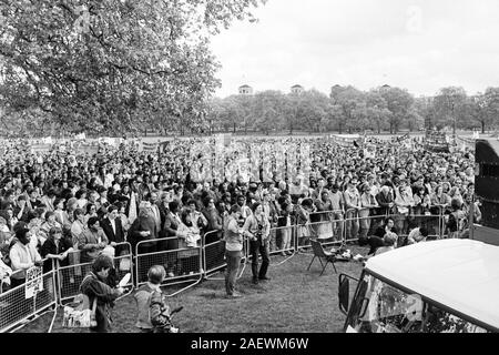 Vista generale in Hyde Park, Londra, di una grande manifestazione contro l apartheid, che è dovuto a marzo in segno di protesta contro la visita del South African premier Pieter Botha. PIC Fonte: Stevens Foto Stock