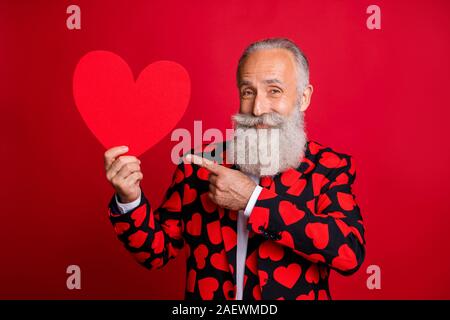 Foto di funky uomo maturo cupido amour tenere grandi carta forma di cuore che indica a dito cartolina creative usura cuori elegante tuta modello blazer shirt tie Foto Stock