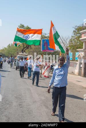 AMRAVATI, Maharashtra, India, gennaio - 26, 2018: persone non identificate e studente celebrando la Repubblica indiana di giorno in ballo con bandiere e tamburi. Foto Stock