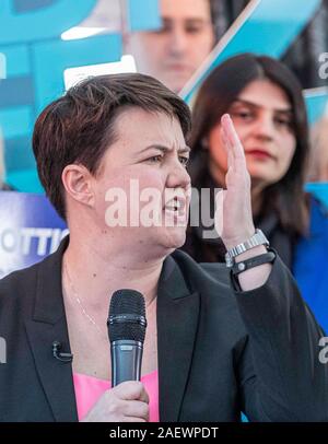 Edinburgh, Regno Unito. 11 dicembre, 2019 foto: Ruth Davidson alla Scottish conservatori comizio elettorale. Alla vigilia delle elezioni generali, conservatori scozzese leader provvisorio Jackson Carlaw è unita da ex leader Ruth Davidson a un comizio elettorale in Edinburgo Hotel Serra. Credito: ricca di Dyson/Alamy Live News Foto Stock