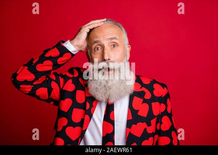 Primo piano della crazy scioccato di età attraente uomo amour cupido ruolo lieti miglior brano preferito svolgere parte usura hipster cuori pattern costume tuta Foto Stock