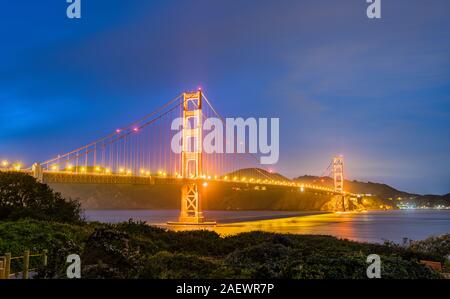 Il Golden Gate Bridge a San Francisco durante la notte Foto Stock