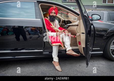 Un Sikh lo sposo in abito tradizionale arriva in una limousine per la sua cerimonia nuziale. In South Richmond Hill, Queens, a New York. Foto Stock