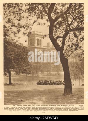 Il St James Park e il lago guardando verso il Foreign Office 1926 stampare Foto Stock