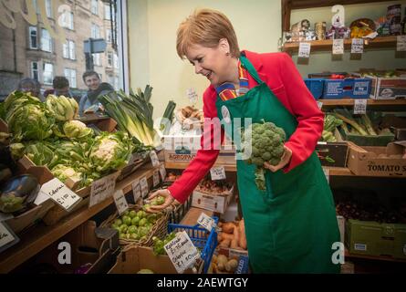 SNP leader Nicola Storione durante una visita alla comunità Digin fruttivendolo a Edimburgo, l'ultimo giorno della campagna elettorale trail. Foto Stock