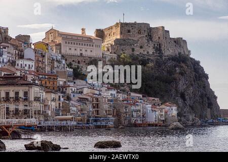 Castello Ruffo e la chiesa dell Immacolata Concezione a Scilla italia vista dal porto Foto Stock