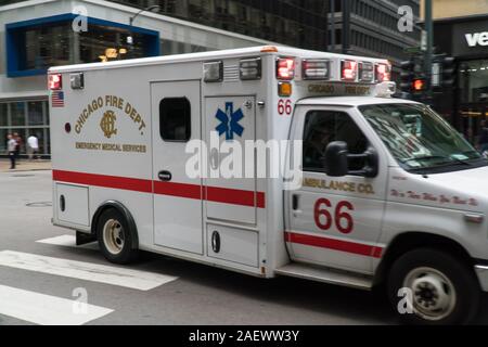 Chicago, Stati Uniti d'America - Circa 2019: Chicago PD ambulanza correre attraverso il centro di intersezione verso emergenza scena medico per aiutare le persone nel bisogno del medico Foto Stock