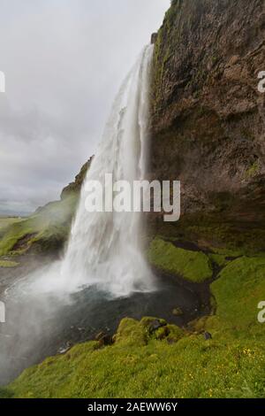 Seljalandsfoss è una cascata in Islanda. Seljalandsfoss è situato nella zona sud dell'Islanda destra dal percorso 1. Foto Stock
