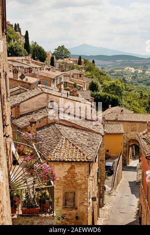 L'estate splendido paesaggio della campagna toscana panorama sui tetti e dal punto di vista del rinascimento medievale cittadina collinare di Montepulciano Toscana Italia EU Foto Stock