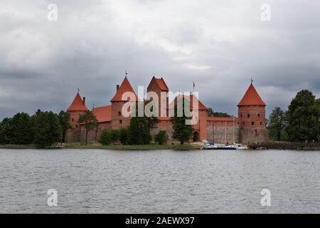 Trakai, Lituania - Giugno 2016: il Castello di Trakai in un giorno di pioggia Foto Stock