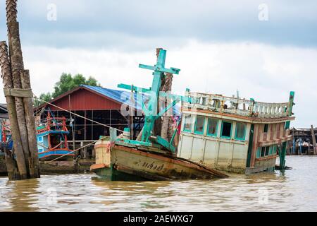 Una vista tipica della thailandia la vita sul fiume. Ha rovinato la pesca in barca Foto Stock