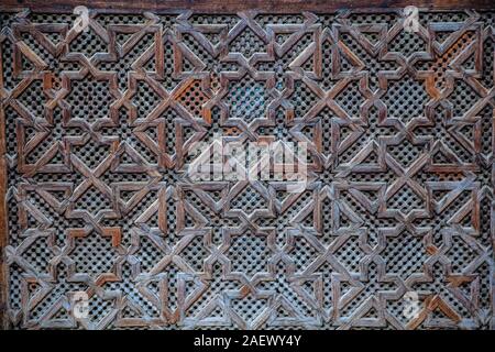 Elaborare la decorazione di legno intagliato pattern nella madrasa Bou Inani, Fez, in Marocco Foto Stock