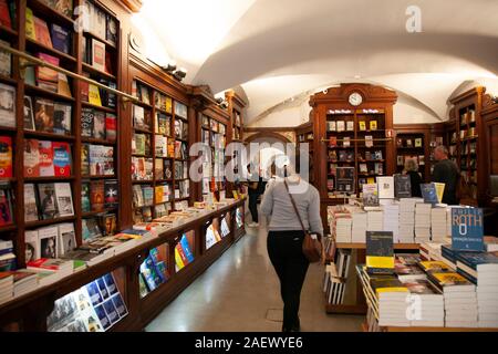 Bertrand Bookshop in area di Chiado di Lisbona, Portogallo Foto Stock