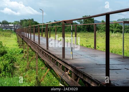 Fatte a mano il vecchio ponte in ferro Phangnga provincia. Simbolo di di Taku Pa, Thailandia. Foto Stock
