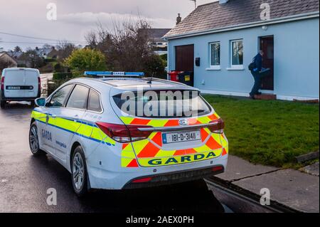 Skibbereen, West Cork, Irlanda. 11 Dicembre 2019. Un uomo di 39 anni è stato pugnalato alle 20:15 la scorsa notte a Riverdale Estate, Skibbereen. Un gruppo di giovani presumibilmente commettere il crimine. L'uomo è stato portato all'ospedale Uiversity di Cork con lesioni non letali. Gardai scene di ufficiali di crimini arrivano alla casa dove l'uomo è stato pugnalato. Credit: Notizie dal vivo di AG/Alamy. Foto Stock