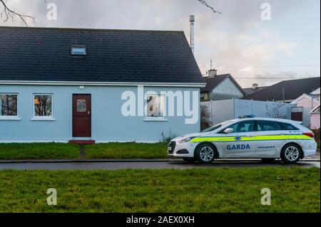 Skibbereen, West Cork, Irlanda. 11 Dicembre 2019. Un uomo di 39 anni è stato pugnalato alle 20:15 la scorsa notte a Riverdale Estate, Skibbereen. Un gruppo di giovani presumibilmente commettere il crimine. L'uomo è stato portato all'ospedale Uiversity di Cork con lesioni non letali. Gardai scene di ufficiali di crimini arrivano alla casa dove l'uomo è stato pugnalato. Credit: Notizie dal vivo di AG/Alamy. Foto Stock