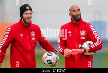 Il Manchester United portieri David de Gea (sinistra) e Lee concedere durante la sessione di formazione presso l'AON addestramento complesso, Manchester. Foto Stock