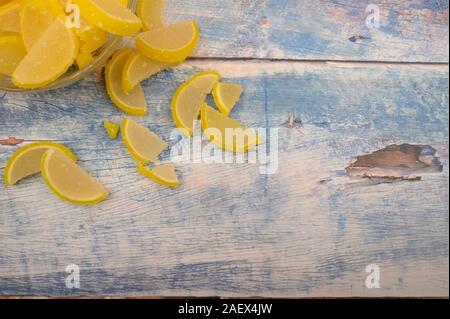 La marmellata di arance fette di limone su sfondo di legno. Dolce con. Close up Foto Stock