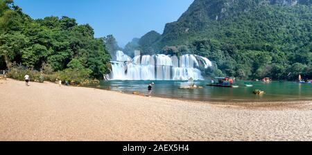 Divieto Gioc cascata, Cao Bang Provincia, Vietnam - 28 Settembre 2019: vista panorama di Ban Gioc cascata su una soleggiata giornata bellissima. Questa è l'ampia Foto Stock