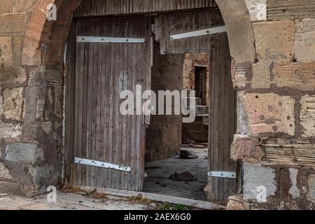 La vecchia porta ad un abbandono della casa in rovina Foto Stock