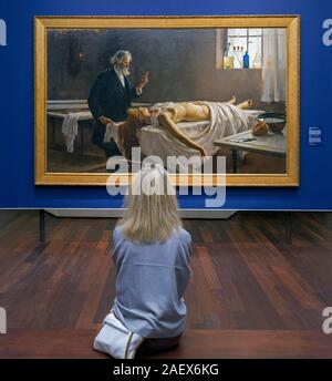 I visitatori la visualizzazione di anatomia del cuore/e aveva un cuore da artista spagnolo Enrique Simonet Lombardo. Esposti nel Museo di Malaga nel Palacio d Foto Stock