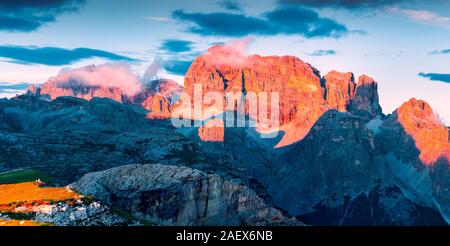 Colorata scena estiva nel Parco Nazionale delle Tre Cime di Lavaredo. Bloody sunset nelle Alpi delle Dolomiti in Alto Adige. Ubicazione Auronzo, Italia, Europa. Foto Stock