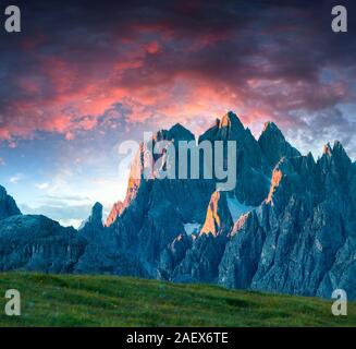 Mattina colorate di scena sul Seekofel gamma della montagna nel Parco Nazionale di Tre Cime di Lavaredo. Sunrise oin Alpi Dolomitiche, Alto Adige. Ubicazione Auronzo, Foto Stock