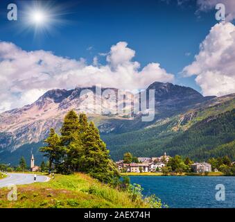 Sunny estate di scena sul lago Silsersee nelle Alpi Svizzere. Vista di accogliente villaggio di Sils in Svizzera, Europa. Foto Stock