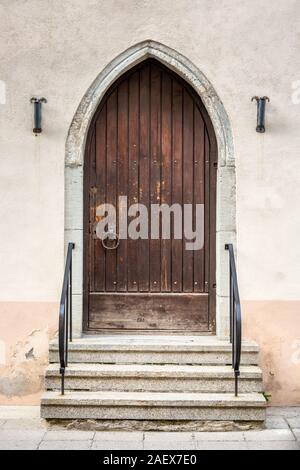 Splendidamente in legno colorato e decorato la vecchia porta a Tallinn in Estonia. Foto Stock