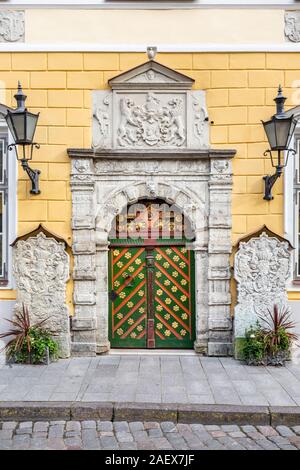 Splendidamente in legno colorato e decorato la vecchia porta a Tallinn in Estonia. Foto Stock