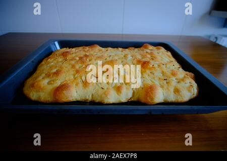Appena fatta la cipolla e aglio focaccia ripiena Foto Stock