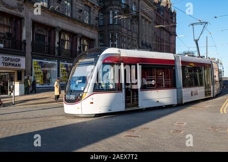 Edinburgh tram girando su Princes Street da South St Andrew Street di Edimburgo, Scozia, Regno Unito Foto Stock