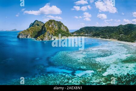 Antenna vista panoramica di Corong Corong laguna con barche ormeggiate. El Nido village, PALAWAN FILIPPINE Foto Stock