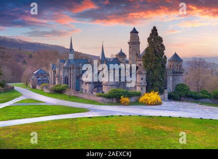 Colorato Tramonto primaverile nel castello di Wilhelmshohe, Assia, Kassel, tedesco, l'Europa. Foto Stock