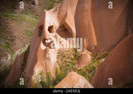 Forme fantastiche in arenaria canyon vicino al famoso villaggio di Uchisar. Cappadocia, distretto di Nevsehir Provincia in Anatolia centrale regione della Turchia, come Foto Stock