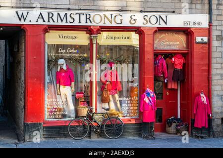 W Armstrong & Figlio di abbigliamento vintage in negozio il Grassmarket di Edimburgo, Scozia, Regno Unito Foto Stock