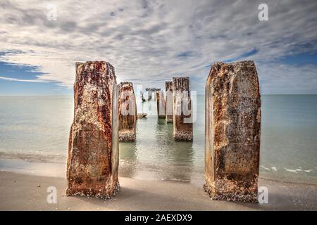 Vecchia pietra abbandonata la pesca del molo chiamato Bocahenge è sagomata ad L e trovato in Boca Grande su Gasparilla Island in Florida Foto Stock