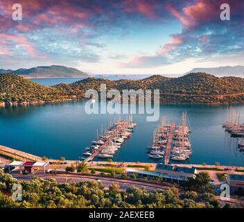 Vista da d'uccello della città di Kas, distretto di Antalya provincia della Turchia, Asia. Colorato Tramonto primaverile in piccola mediterranea yachting e tou Foto Stock