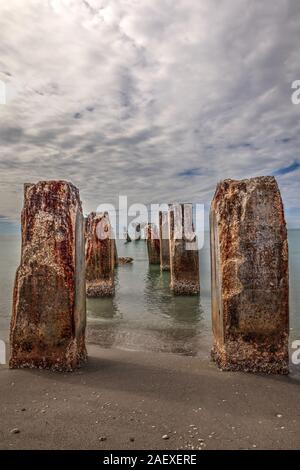 Vecchia pietra abbandonata la pesca del molo chiamato Bocahenge è sagomata ad L e trovato in Boca Grande su Gasparilla Island in Florida Foto Stock