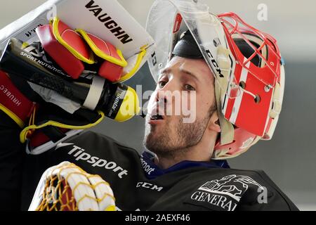 Pilsen, Repubblica Ceca. Undicesimo Dec, 2019. Simon Hrubec partecipa a una sessione di formazione della Repubblica ceca gli uomini della nazionale di hockey prima al canale una tazza di torneo, parte di Euro Hockey Tour, a Pilsen, Repubblica Ceca, il 11 dicembre 2019. Credito: Miroslav Chaloupka/CTK foto/Alamy Live News Foto Stock