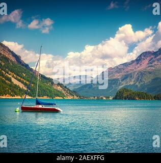 Sole estivo di scena sul lago Silsersee con piccolo yacht. Distretto di Maloja, cantone svizzero dei Grigioni, Svizzera, Alpi, l'Europa. In stile retrò. Foto Stock