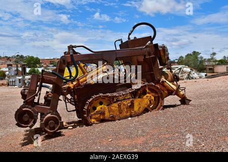 Coober Pedy, SA, Australia - 14 Novembre 2017: Le attrezzature minerarie di tunneling in macchina il villaggio di opale in Sud Australia Foto Stock
