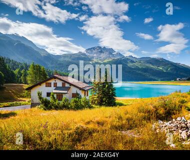 Colorato mattina d'estate sul villaggio di Silvaplana. Lago Champferersee, Alpi della Svizzera, l'Europa. Foto Stock