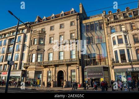 Gli acquirenti al di fuori del negozio Debenhams su Princes Street di Edimburgo, Scozia, Regno Unito Foto Stock