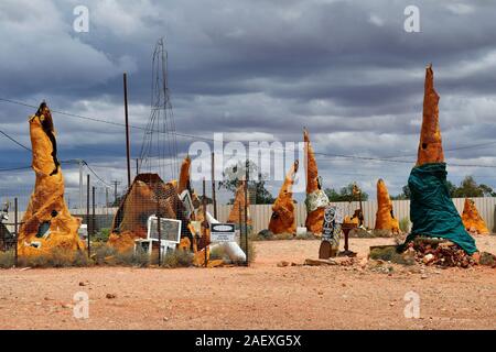 Coober Pedy, SA, Australia - 14 Novembre 2017: le sculture e i vecchi film impostare attrezzature sul parcheggio pubblico nel villaggio del Sud Australia Foto Stock