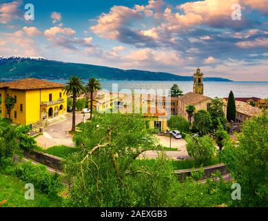Italiano Lago di case con stupenda vista sul Lago di Garda, Gargnano, Lombardia, Italia Foto Stock