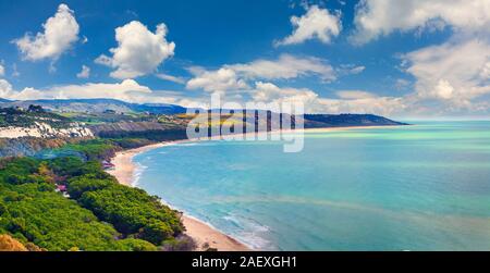 Colorato mattina di primavera sulla costa meridionale della Sicilia, Italia, mare Mediterraneo, l'Europa. Foto Stock