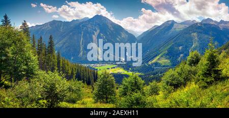 Panorama da gerlos pass di Acshelkopf mountain range, cascata Krimml e Salzachtal willage nelle Alpi austriache. Foto Stock